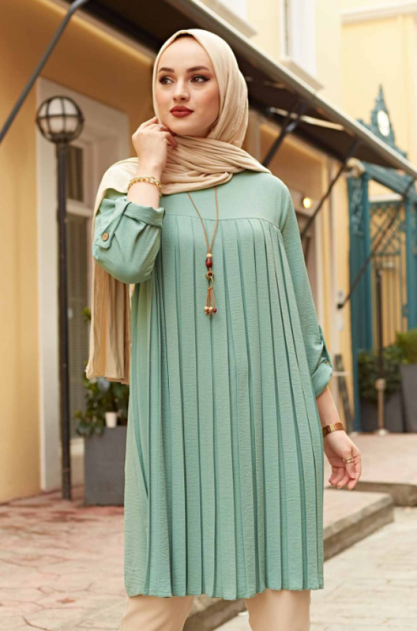 Blus kerja dengan detail lipit di lengan